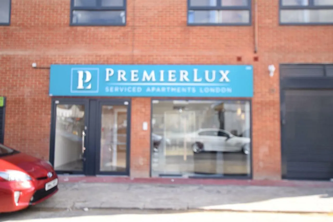 אילפורד Premierlux Serviced Apartments 0*,