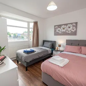 Holiday home 4 Bedrooms,2 Bathrooms House With Free Parking, Plumstead (Greater London)