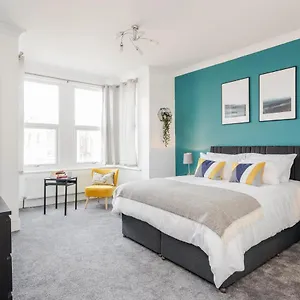 The Redcliffe 2 Bedroom, Sleeps 5 & Parking By Damask Homes Apartment